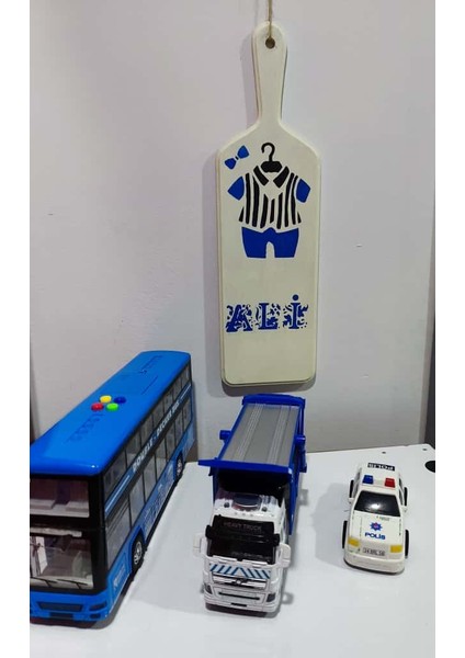 Elaca Ahşap El Yapımı Mavi Beyaz Erkek Çocuk Ali Isimli Desenli Erkek Elbiseli Duvara Asılan Dekor Duvar Süsü fiyatları