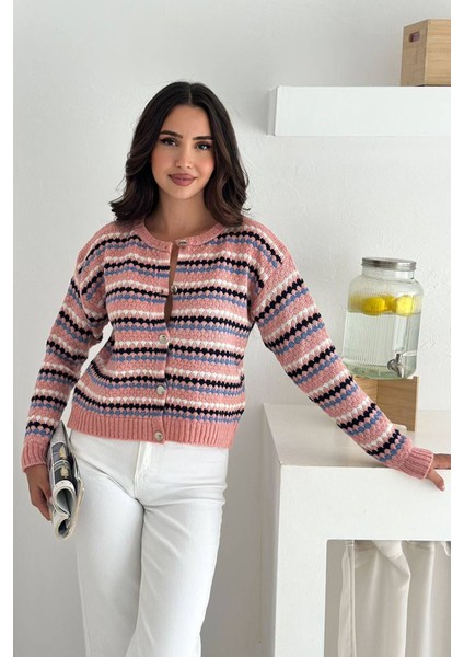 Kadın Geometrik Desenli Düğmeli Triko Hırka – Canlı & Şehirli Stil modelleri