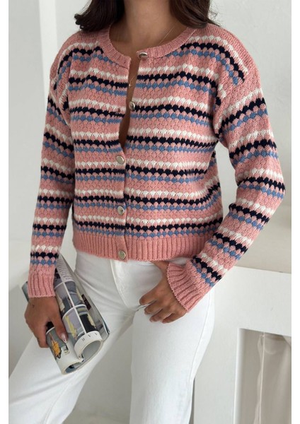 Kadın Geometrik Desenli Düğmeli Triko Hırka – Canlı & Şehirli Stil fırsatları