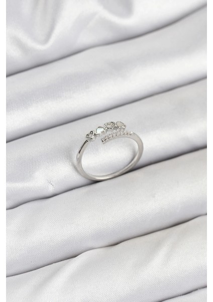 Pirinç Gümüş Renk Kalpli Detaylı Zirkon Taşlı Kadın Yüzük