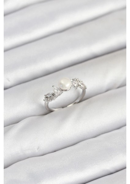 Pirinç Gümüş Renk Zirkon Taşlı Incili Model Kadın Yüzük