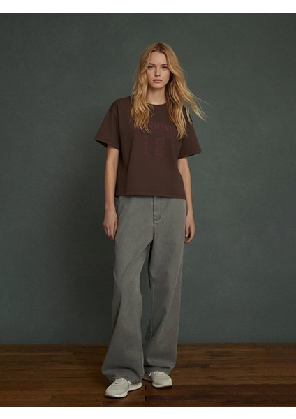 Kısa Kollu Bisiklet Yaka Slogan Baskılı Kahve Rengi T-Shırt