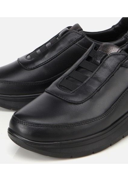 01AYH314480A100 KADIN Deri Siyah Lastik Detaylı Dolgu Topuklu Günlük Loafer modelleri