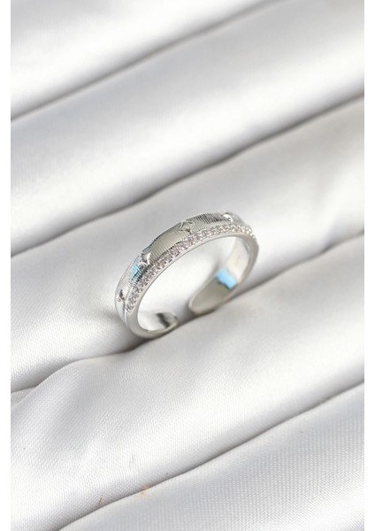 Gümüş Renk Şerit Zirkon Taşlı Kadın Yüzük