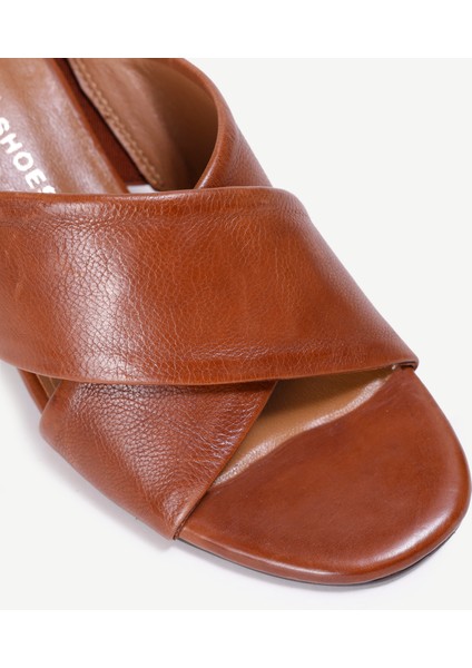 Yumuşak Tabanlı Çapraz Deri Topuklu Terlik