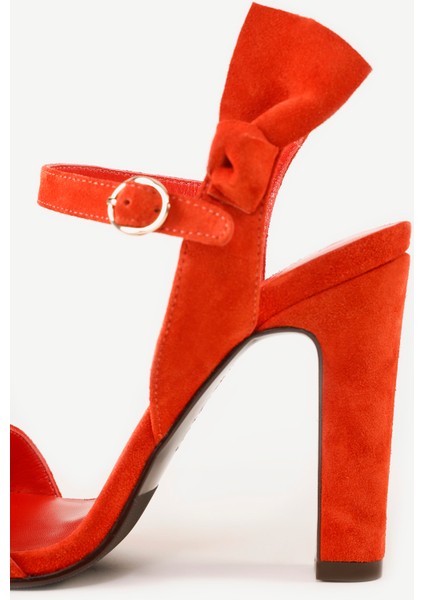 Fiyonk Detaylı Deri Topuklu Ayakkabı