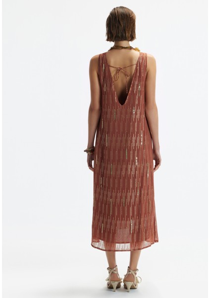 Kolsuz Sırt Bağlama Detaylı Midi Elbise