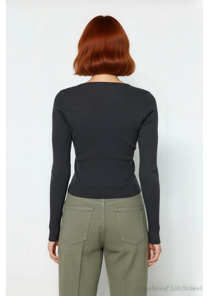 Kadın Fitted Basic Triko Üst Kruvaze Yaka Bağcıklı Detaylı Günlük Kombinlerde Şıklık ve Konfor fiyatları