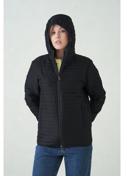 İçi Astarlı Su ve Rüzgar Geçirmez Cepli Kapüşonlu Kadın Mont