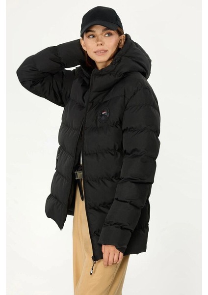 İçi Astarlı Su ve Rüzgar Geçirmez Cepli Kapüşonlu Kadın Mont