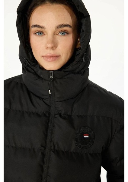 İçi Astarlı Su ve Rüzgar Geçirmez Cepli Kapüşonlu Kadın Mont