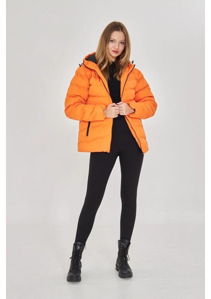 İçi Astarlı Su ve Rüzgar Geçirmez Cepli Kapüşonlu Kadın Mont