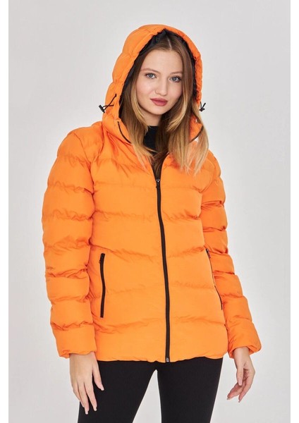 İçi Astarlı Su ve Rüzgar Geçirmez Cepli Kapüşonlu Kadın Mont