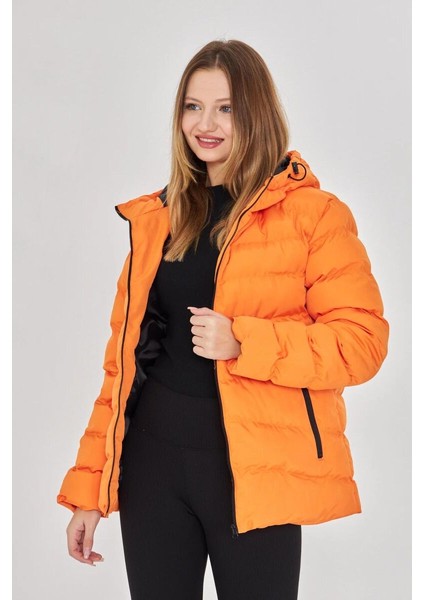 İçi Astarlı Su ve Rüzgar Geçirmez Cepli Kapüşonlu Kadın Mont