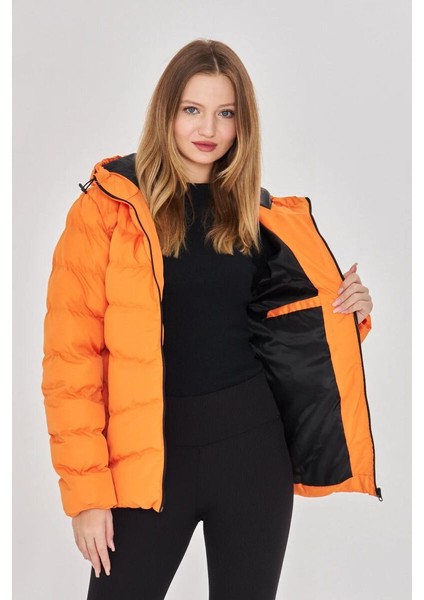 İçi Astarlı Su ve Rüzgar Geçirmez Cepli Kapüşonlu Kadın Mont