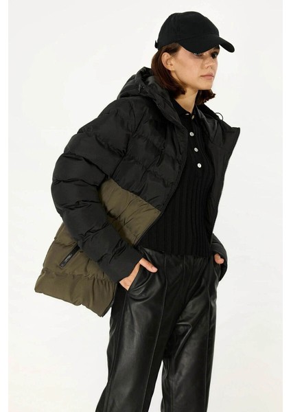 İçi Astarlı Su ve Rüzgar Geçirmez Cepli Kapüşonlu Kadın Mont