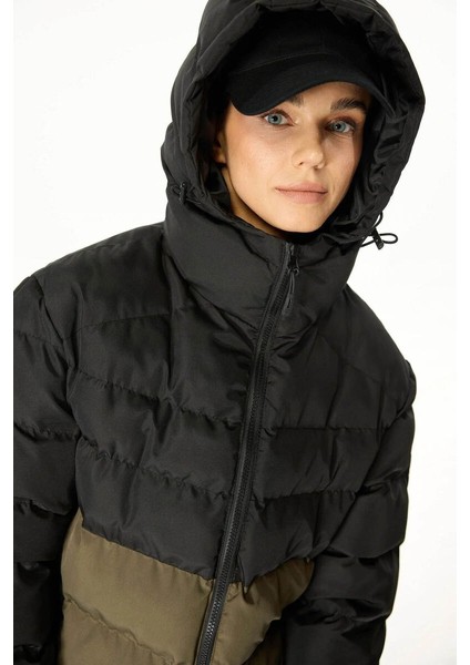 İçi Astarlı Su ve Rüzgar Geçirmez Cepli Kapüşonlu Kadın Mont