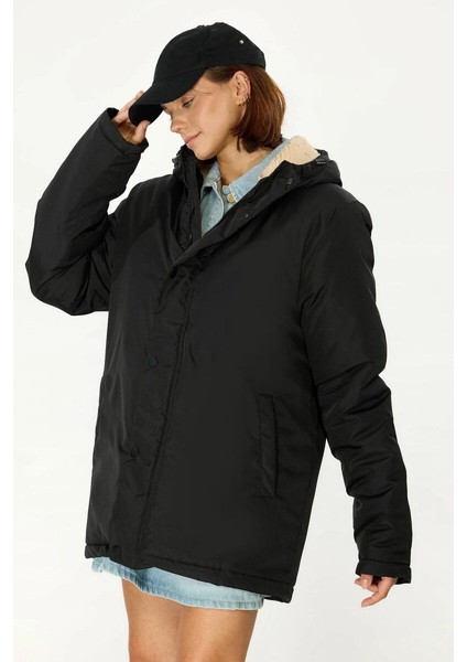 İçi Kürklü Su ve Rüzgar Geçirmez Cepli Kapüşonlu Kadın Mont