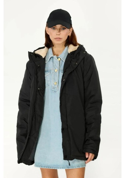 İçi Kürklü Su ve Rüzgar Geçirmez Cepli Kapüşonlu Kadın Mont