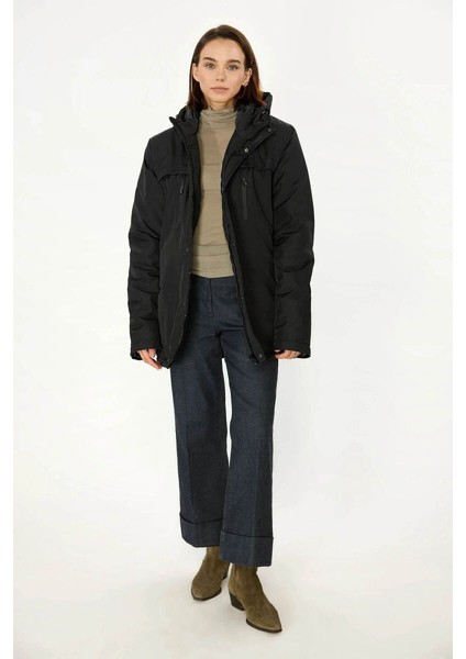 İçi Astarlı Su ve Rüzgar Geçirmez Cepli Kapüşonlu Kadın Mont