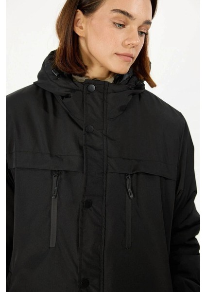 İçi Astarlı Su ve Rüzgar Geçirmez Cepli Kapüşonlu Kadın Mont