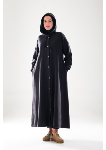 2274_KADIN Antrasit Gri Kapüşonlu Çıtçıtlı 3 Iplik Uzun Kap – Oversize Cepli Mevsimlik Tesettür Dış Giyim