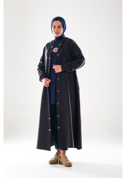 2274_KADIN Antrasit Gri Kapüşonlu Çıtçıtlı 3 Iplik Uzun Kap – Oversize Cepli Mevsimlik Tesettür Dış Giyim