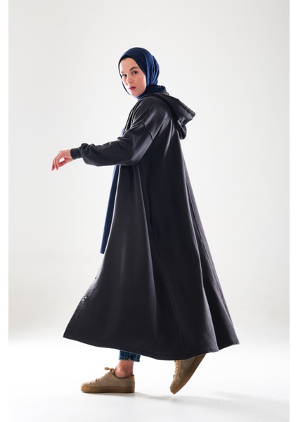 2274_KADIN Antrasit Gri Kapüşonlu Çıtçıtlı 3 Iplik Uzun Kap – Oversize Cepli Mevsimlik Tesettür Dış Giyim