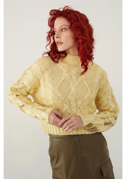 Sarı Dik Yaka Varak Baskılı Triko Kazak