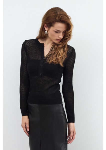 Siyah Düğme Detaylı File Triko Kazak
