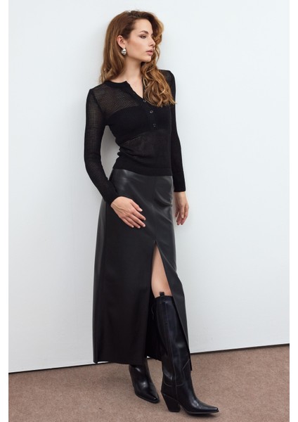 Siyah Düğme Detaylı File Triko Kazak