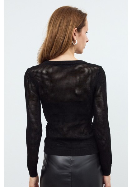 Siyah Düğme Detaylı File Triko Kazak