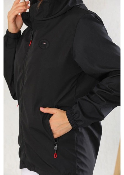 İçi Astarlı Su ve Rüzgar Geçirmez Cepli Kadın Yağmurluk