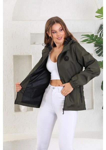 İçi Astarlı Su ve Rüzgar Geçirmez Cepli Kadın Yağmurluk
