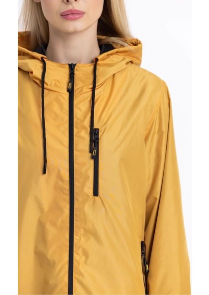 İçi Astarlı Su ve Rüzgar Geçirmez Cepli Kadın Yağmurluk