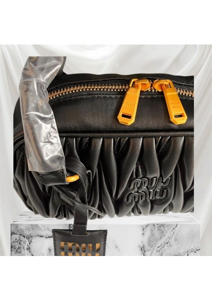 Miu Miu Siyah Deri Çanta En 24 cm Boy 14 cm