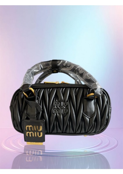 Miu Miu Siyah Deri Çanta En 24 cm Boy 14 cm modelleri