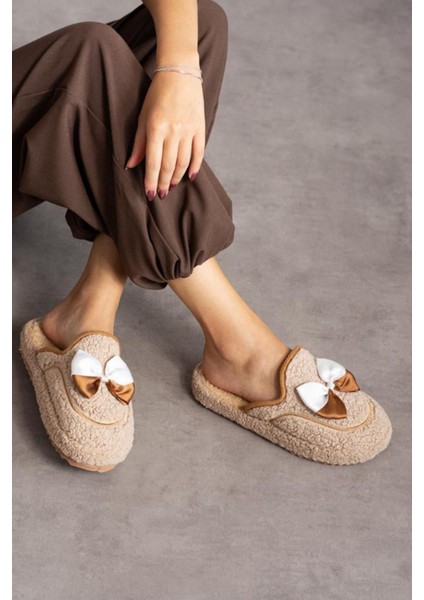 Kadın Kurdele Detaylı Peluş Ev Terliği – Yumuşak, Sıcak, Kaymaz Tabanlı Kışlık Terlik fiyatları