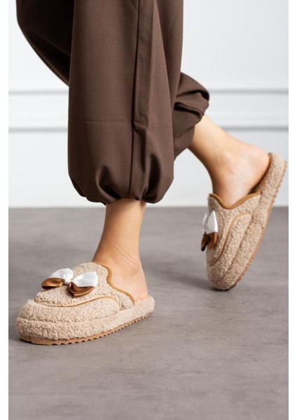 Kadın Kurdele Detaylı Peluş Ev Terliği – Yumuşak, Sıcak, Kaymaz Tabanlı Kışlık Terlik modelleri