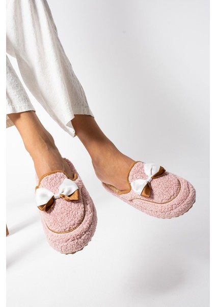 Kadın Kurdele Detaylı Peluş Ev Terliği – Yumuşak, Sıcak, Kaymaz Tabanlı Kışlık Terlik