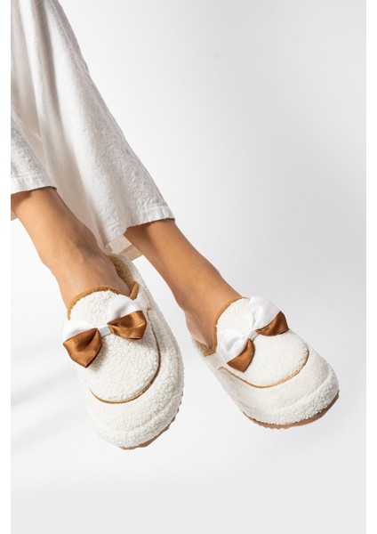 Kadın Kurdele Detaylı Peluş Ev Terliği – Yumuşak, Sıcak, Kaymaz Tabanlı Kışlık Terlik