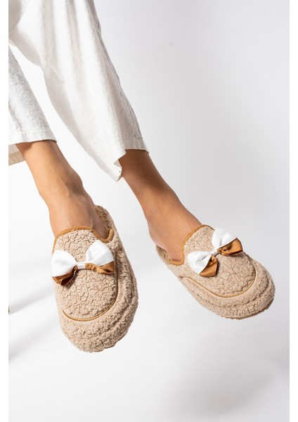 Kadın Kurdele Detaylı Peluş Ev Terliği – Yumuşak, Sıcak, Kaymaz Tabanlı Kışlık Terlik