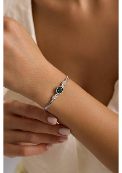 925 Ayar Gümüş Balık Sırtı Model Zincirli Rodyum Oval Yeşil Taşlı Bileklik modelleri