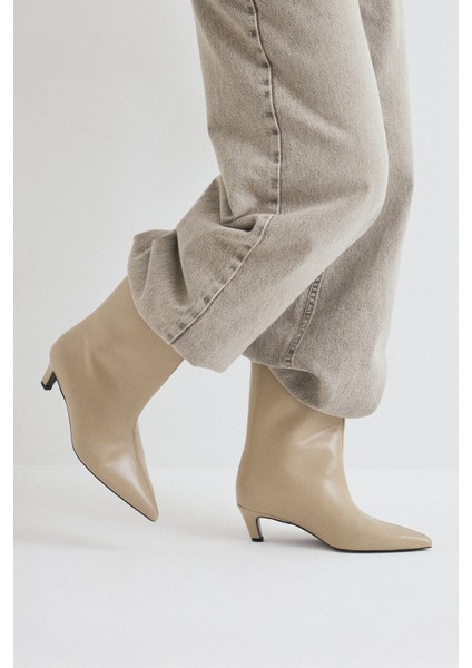 Bot 2515 - Sivri Burun Dikiş Detaylı Bej Kadın Bot