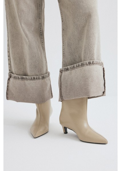 Bot 2515 - Sivri Burun Dikiş Detaylı Bej Kadın Bot