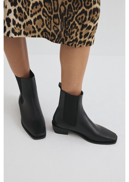 Bot 2303 - Küt Burun Yanları Lastikli Siyah Kadın Bot