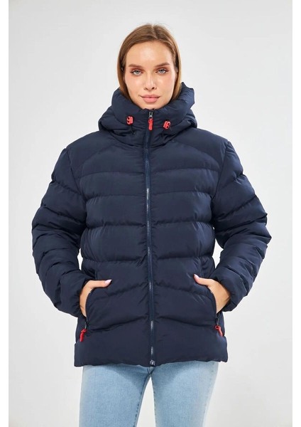 İçi Astarlı Su ve Rüzgar Geçirmez Cepli Kapüşonlu Kadın Mont