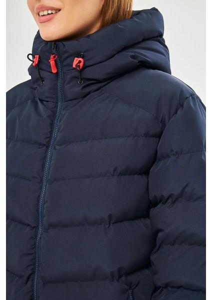 İçi Astarlı Su ve Rüzgar Geçirmez Cepli Kapüşonlu Kadın Mont