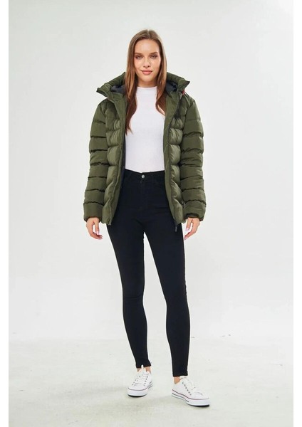 İçi Astarlı Su ve Rüzgar Geçirmez Cepli Kapüşonlu Kadın Mont