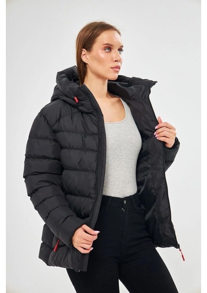 İçi Astarlı Su ve Rüzgar Geçirmez Cepli Kapüşonlu Kadın Mont